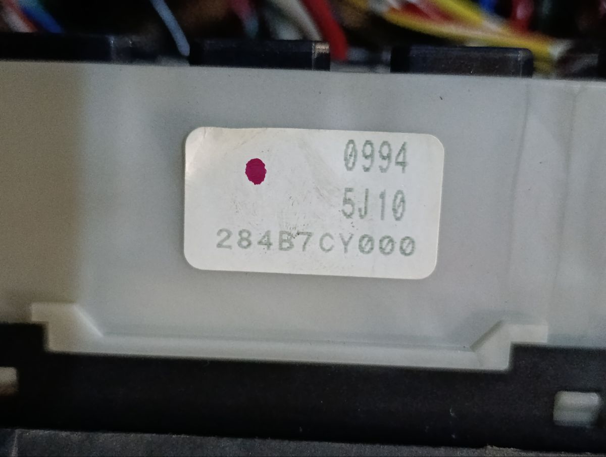 Блок предохранителей на Nissan Serena NC25 MR20DE Фото 9