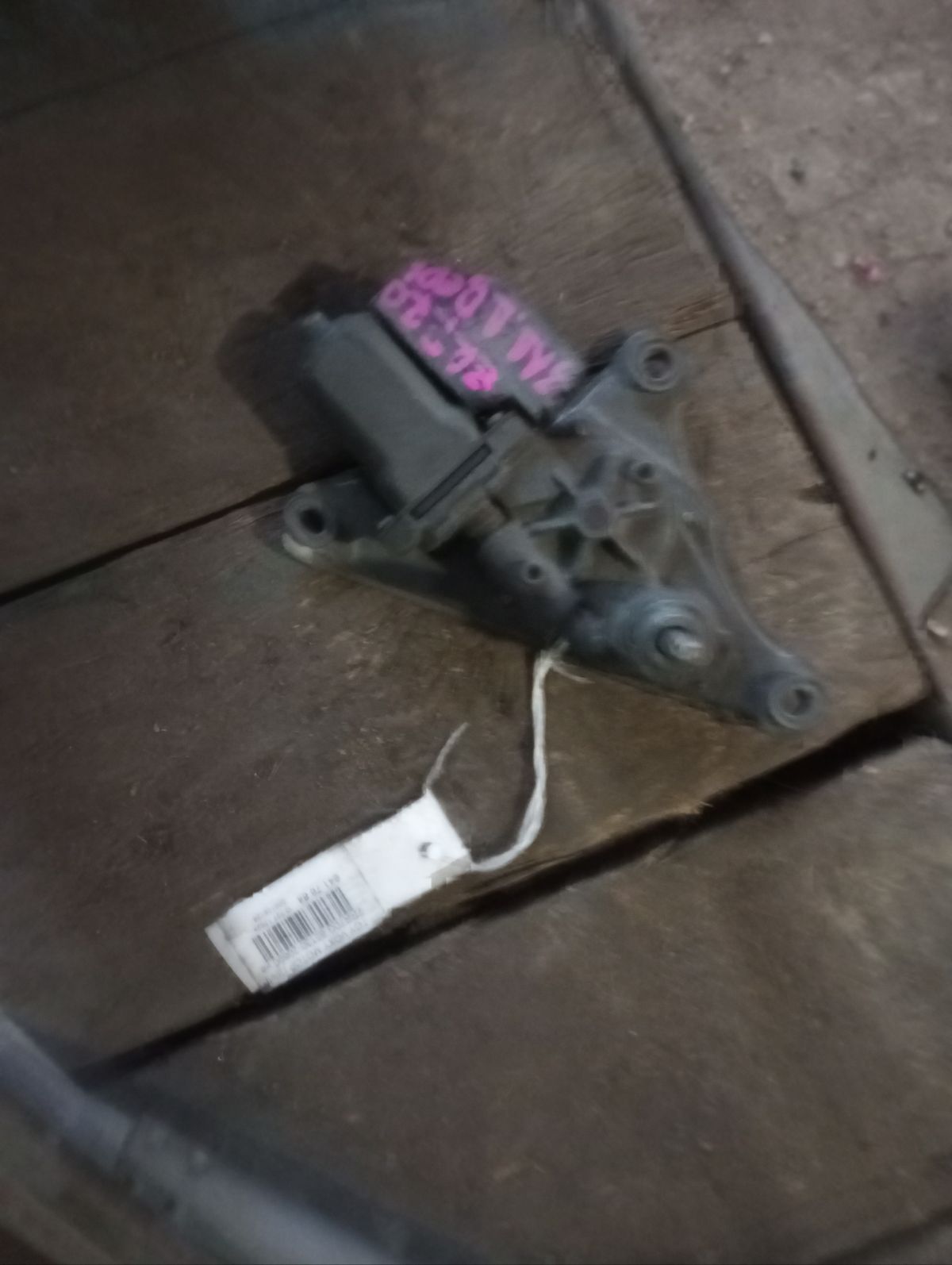Мотор привода дворников 85130-20890 на Toyota Voxy ZRR70G Фото 2