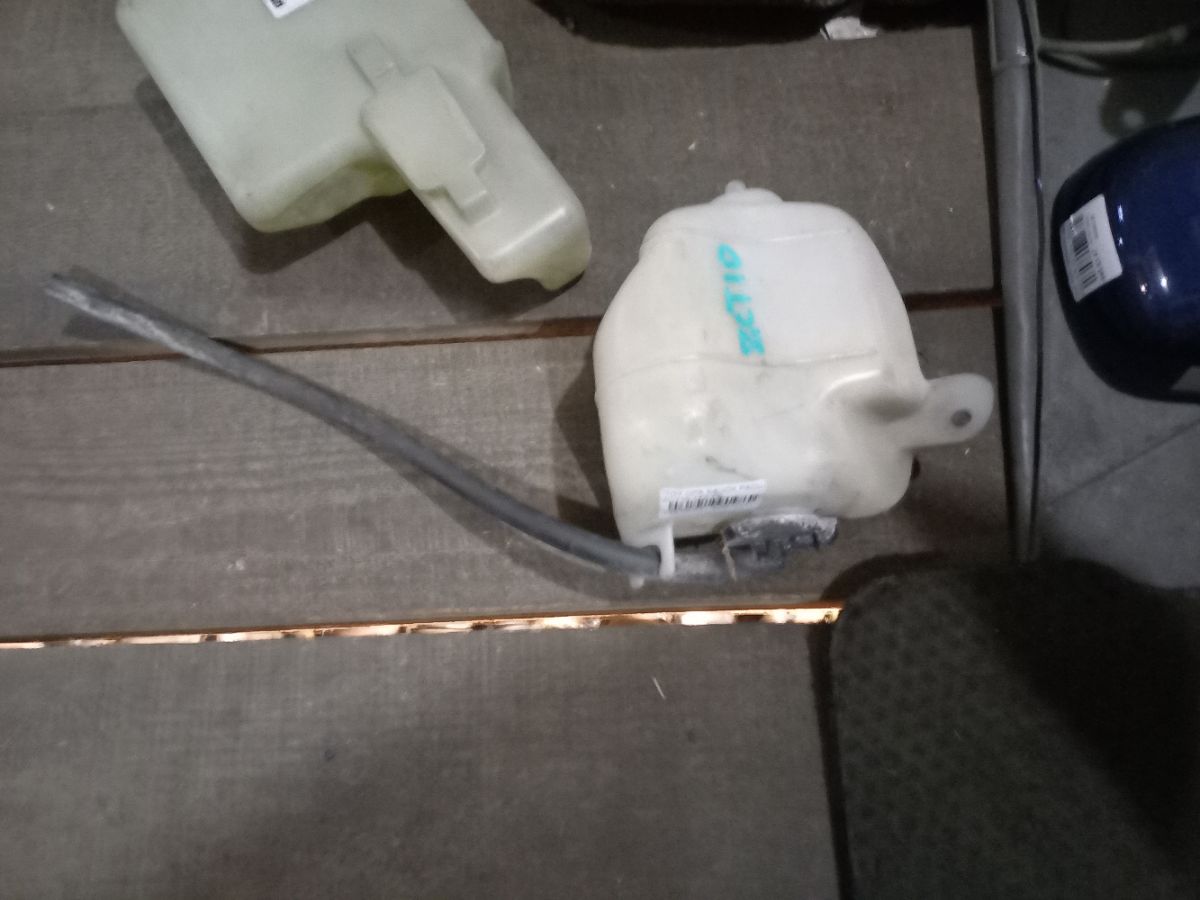 Бачок расширительный 16470-22070 на Toyota Opa ZCT10 1ZZ-FE Фото 2