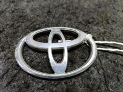 Эмблема на Toyota Фото 5