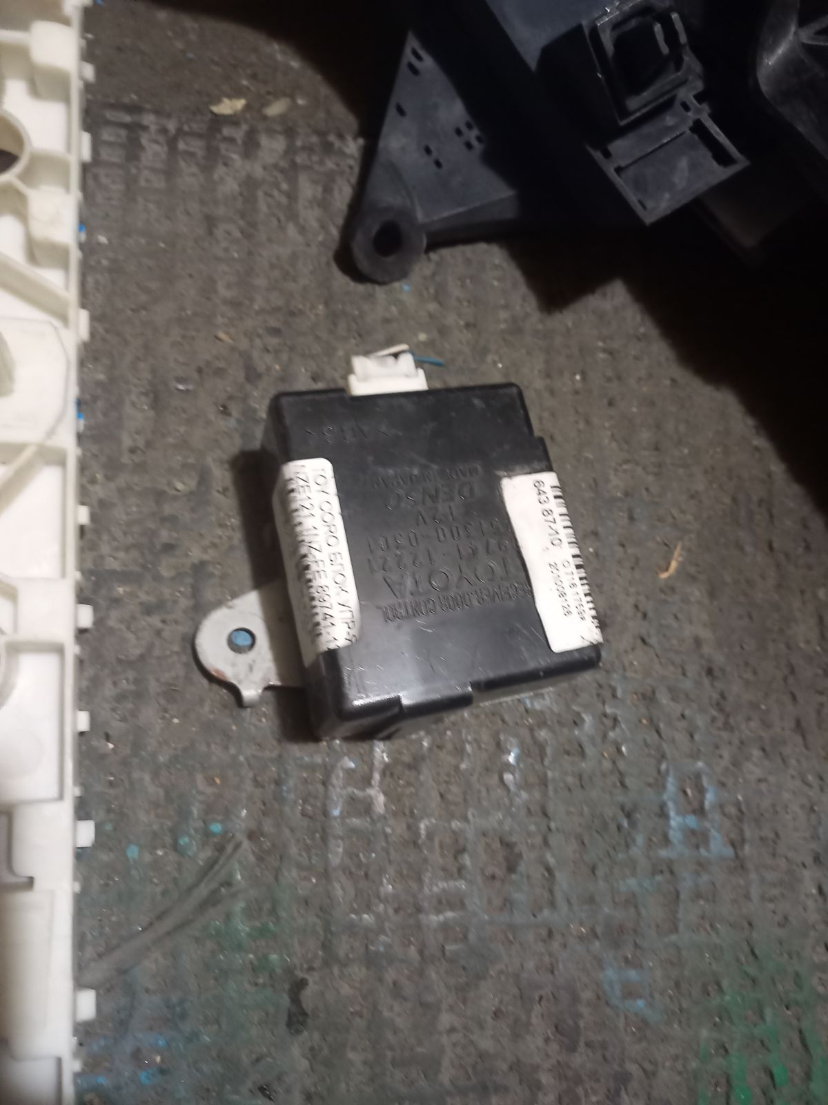 Блок упр-я 89741-12221 на Toyota Corolla NZE121 1NZ-FE Фото 2