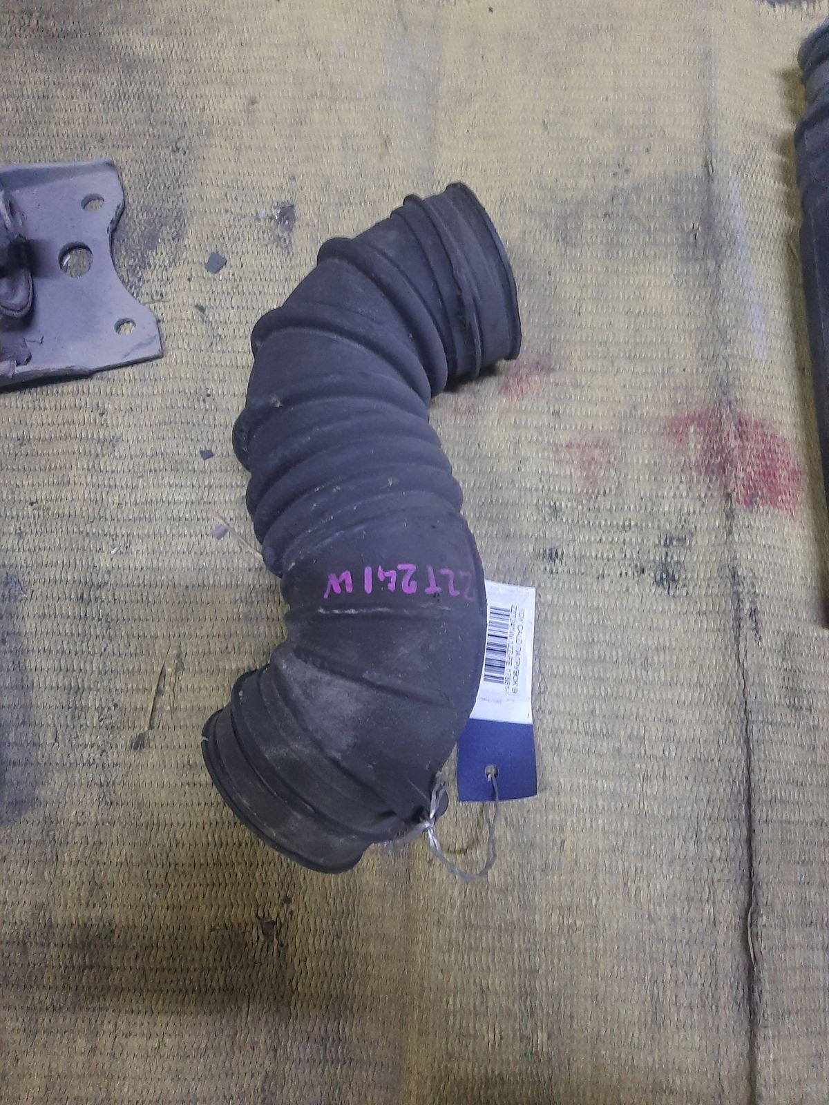 Патрубок воздушн.фильтра 17881-22080 на Toyota Caldina ZZT241W 1ZZ-FE Фото 2