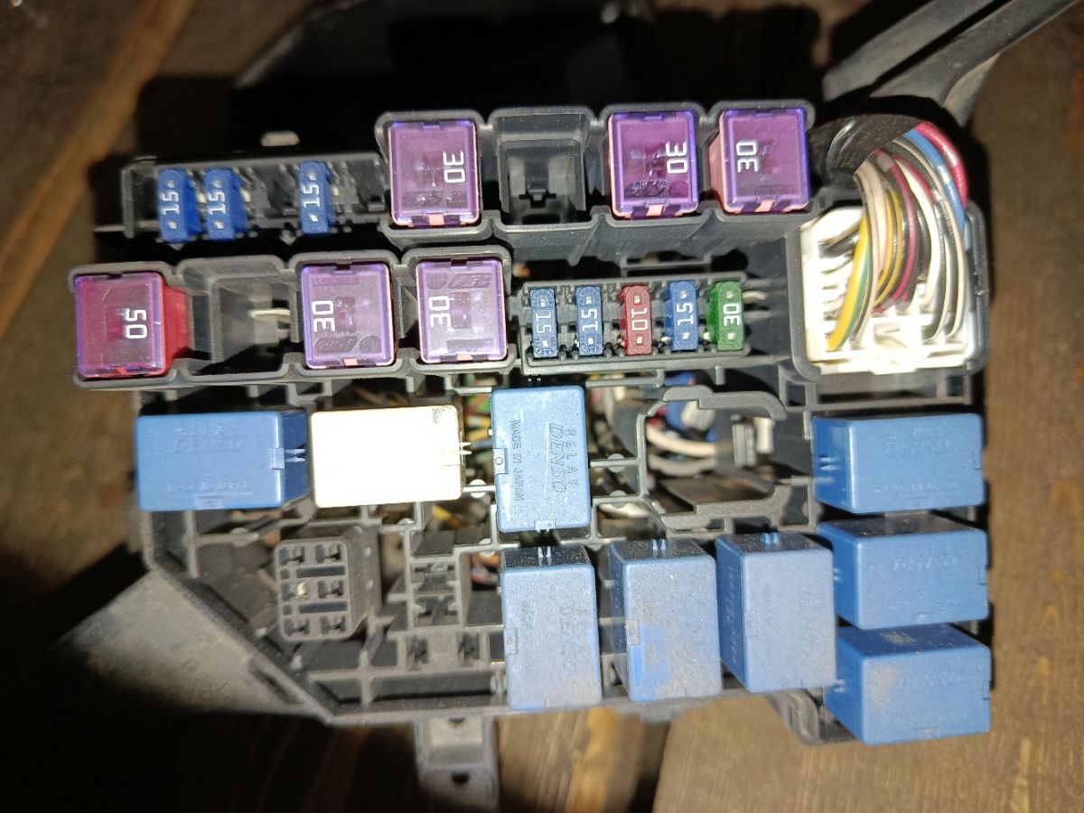 Блок предохранителей на Suzuki Swift ZC11S M13A Фото 3