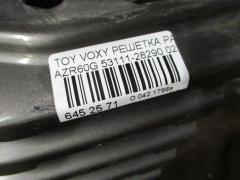 Решетка радиатора 53111-28290 на Toyota Voxy AZR60G Фото 3