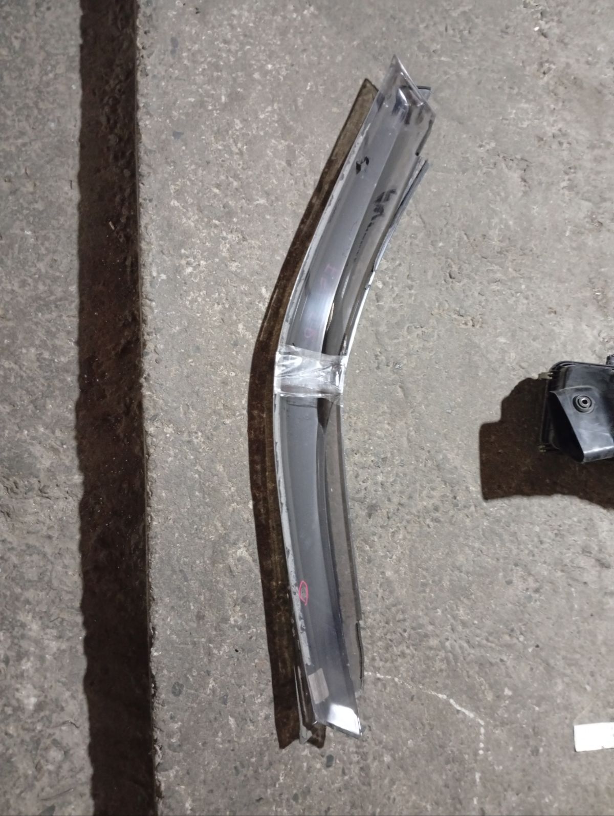 Ветровик на Nissan Elgrand E51 Фото 4