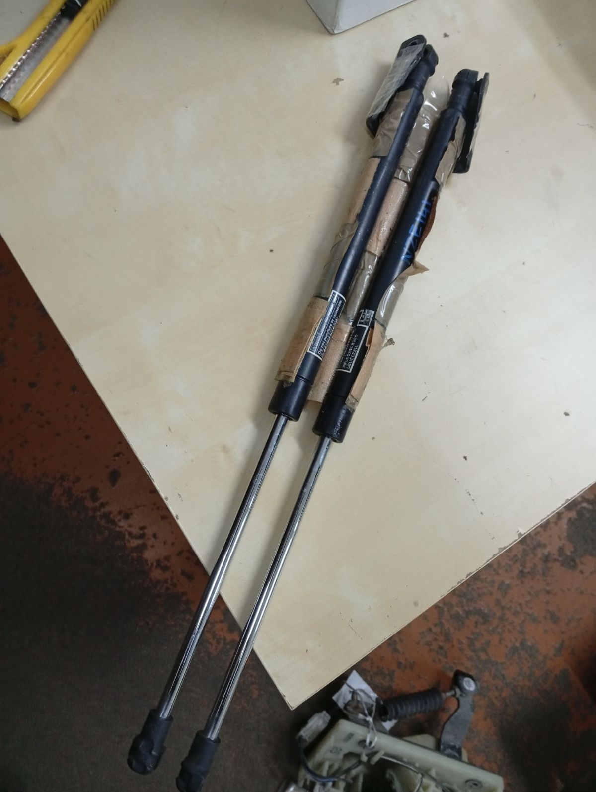 Амортизатор двери на Toyota Corolla Fielder NZE141G Фото 3