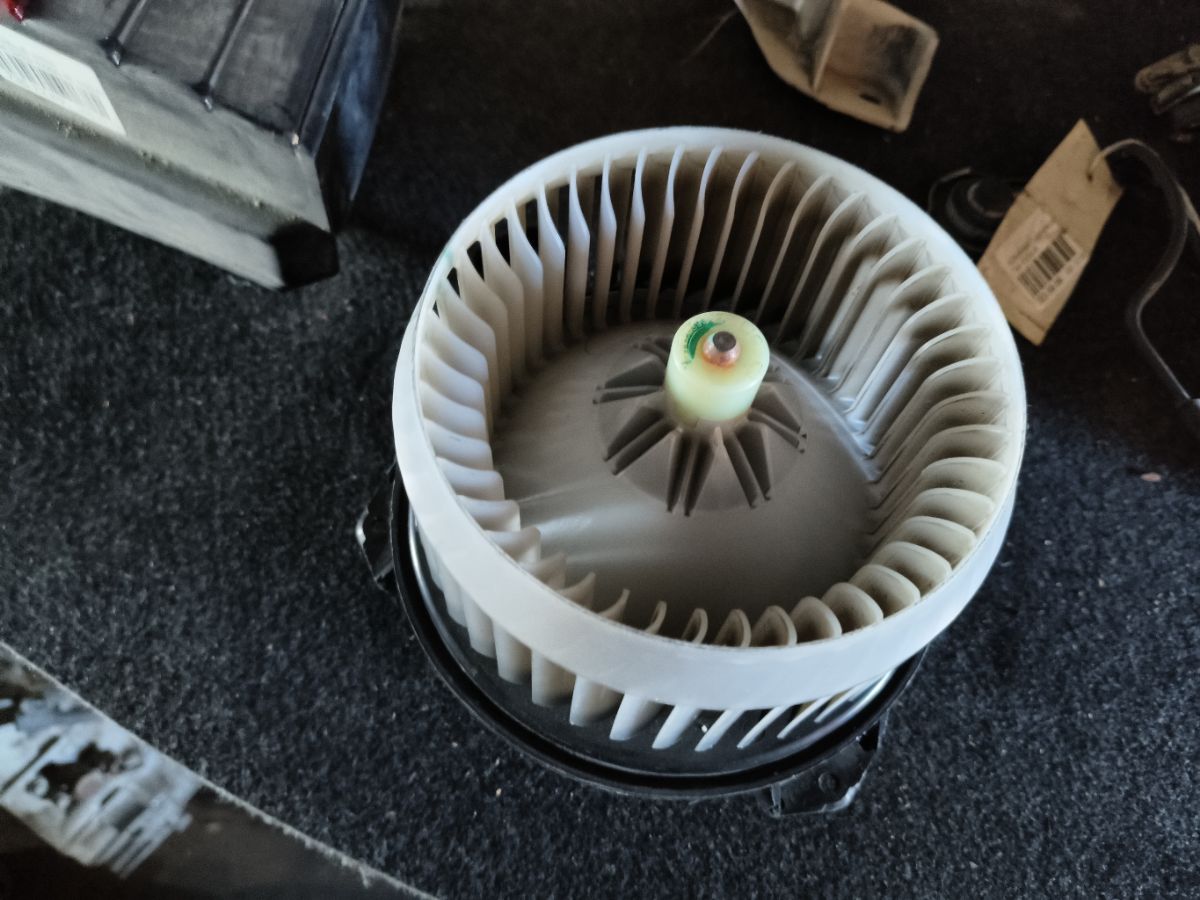 Мотор печки на Toyota Ractis NCP100 Фото 11