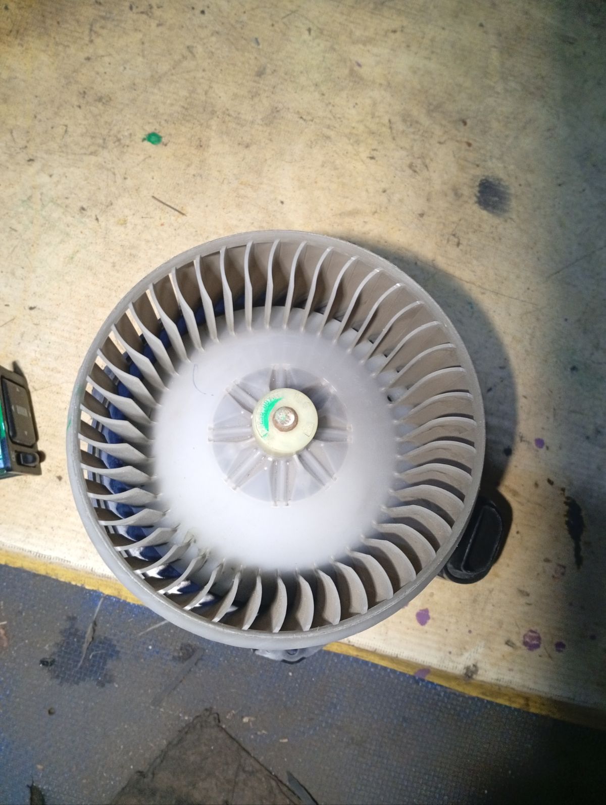 Мотор печки на Toyota Ractis NCP100 Фото 6