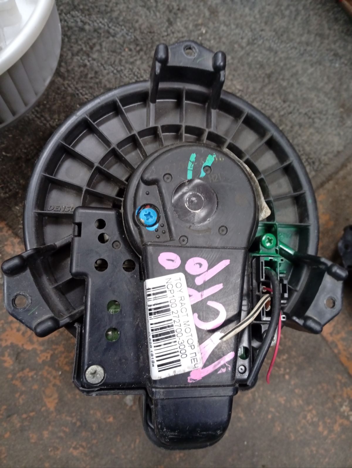 Мотор печки на Toyota Ractis NCP100 Фото 7