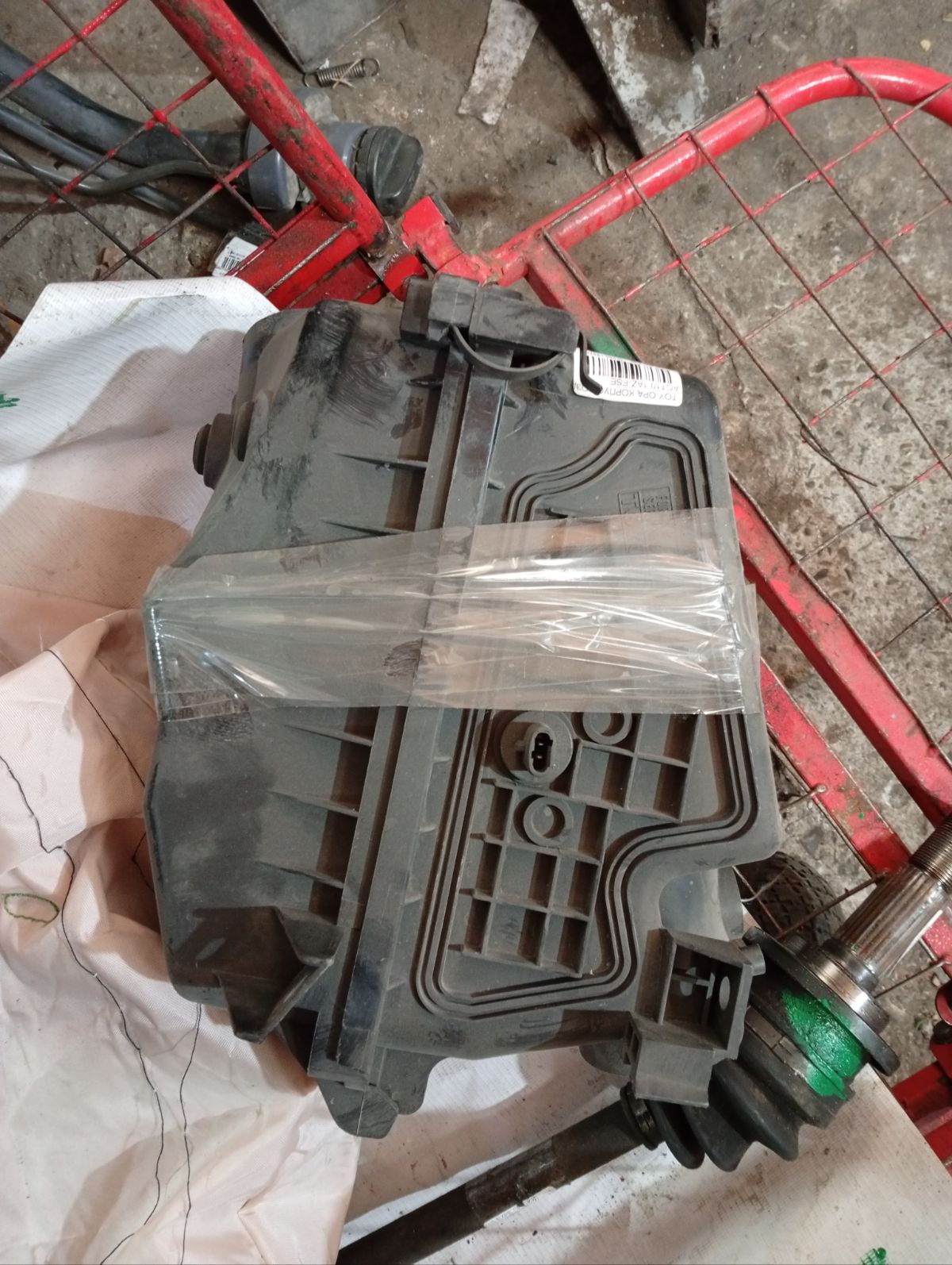 Корпус воздушного фильтра 17700-28110 на Toyota Opa ACT10 1AZ-FSE Фото 3