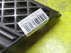 Решетка радиатора 53101-28220 на Toyota Voxy AZR60G Фото 3