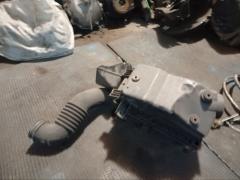 Корпус воздушного фильтра 17700-28110 на Toyota Opa ACT10 1AZ-FSE Фото 4