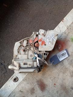 Замок двери на Nissan Bluebird EU14 Фото 2