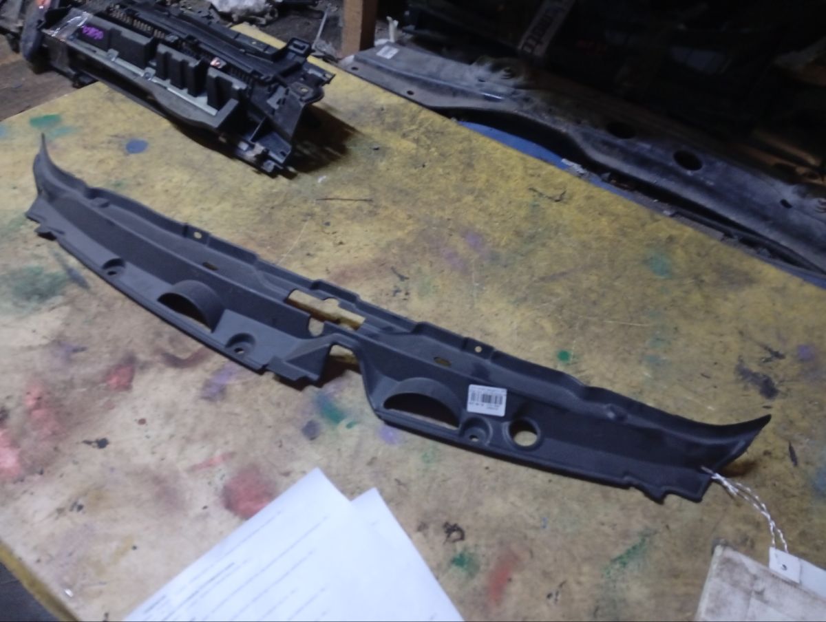 Защита замка капота 53292-68010 на Toyota Wish ZNE10G 1ZZ-FE Фото 2