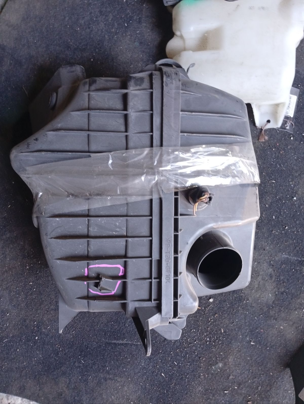 Корпус воздушного фильтра 17700-74720 на Toyota Gaia ACM10G 1AZ-FSE Фото 4
