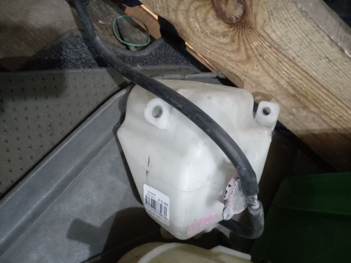 Бачок расширительный 16470-21020 на Toyota Corolla Fielder NZE144G 1NZ-FE Фото 2