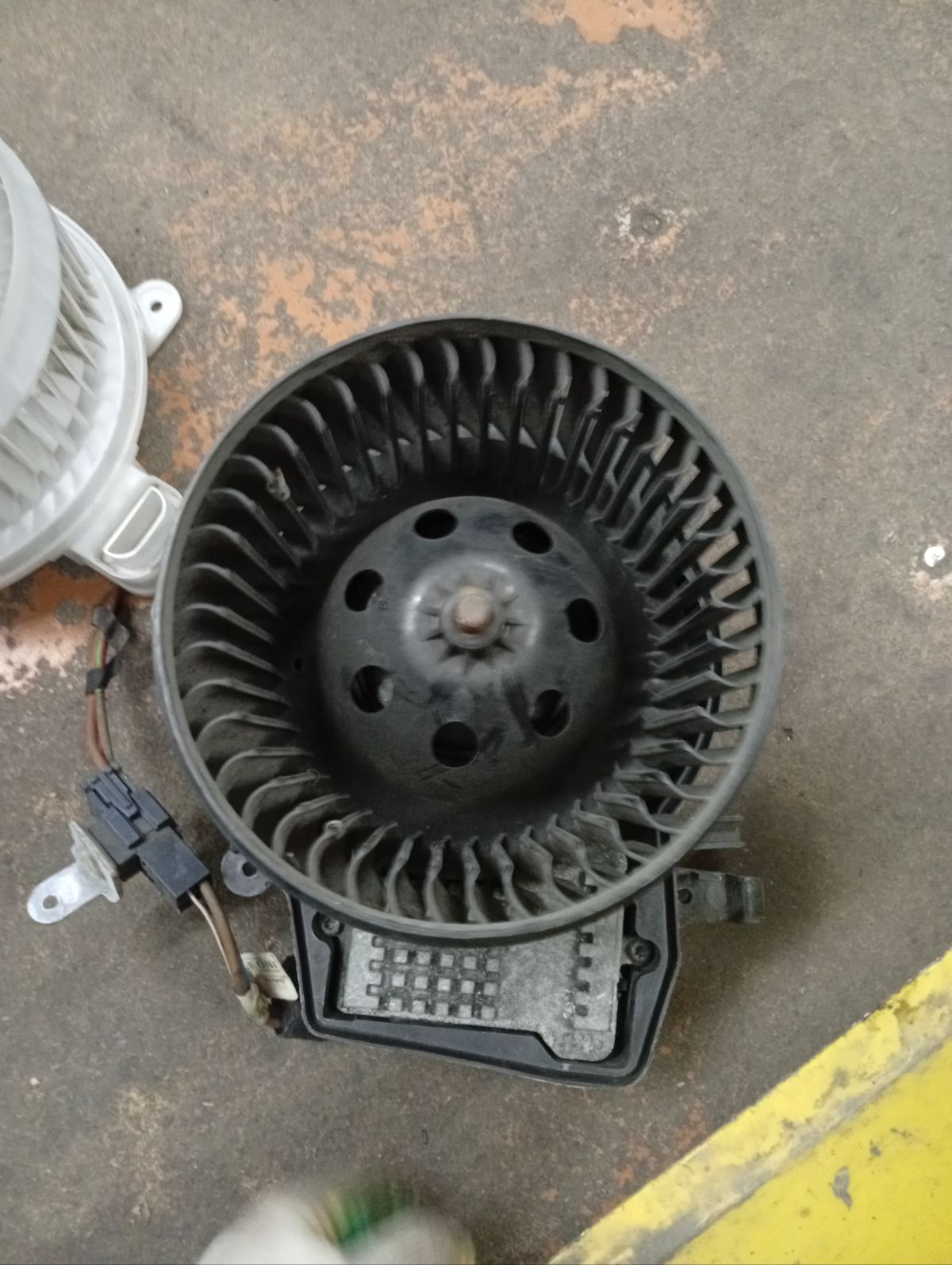 Мотор печки на Mercedes-Benz C-Class W203 Фото 6