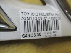 Решетка радиатора 53101-44310 на Toyota Isis ZGM11G Фото 3