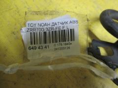 Датчик ABS 89543-28110 на Toyota Noah ZRR70G 3ZR-FE Фото 2