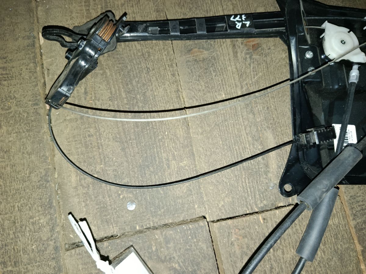 Доводчик двери на Toyota Voxy ZRR70G Фото 2