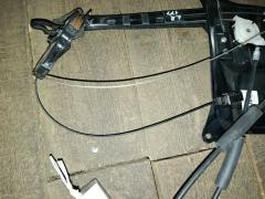 Доводчик двери на Toyota Voxy ZRR70G Фото 2