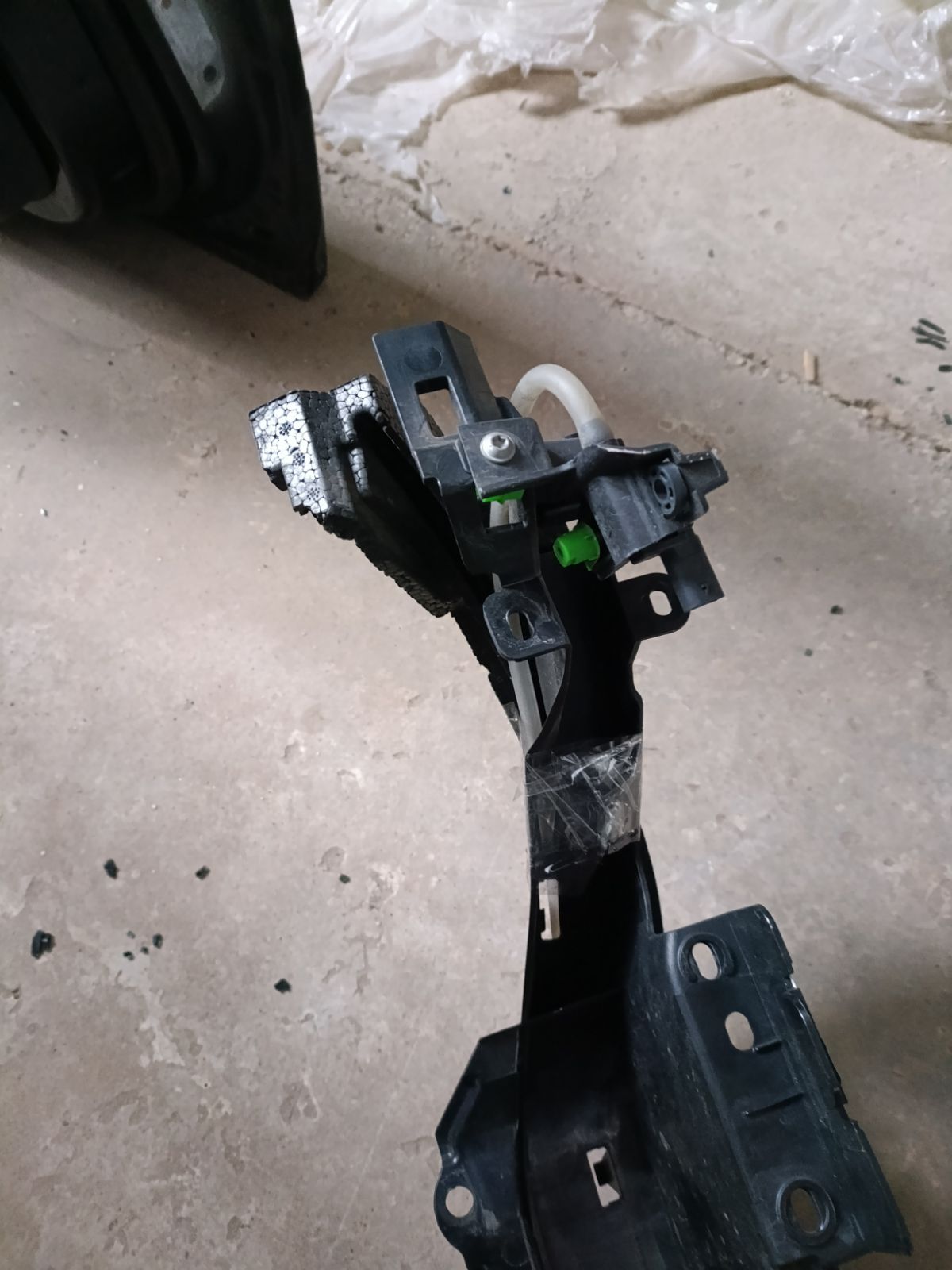 Крепление бампера JK72-17E778-BA на Land Rover Discovery Sport L550 Фото 18