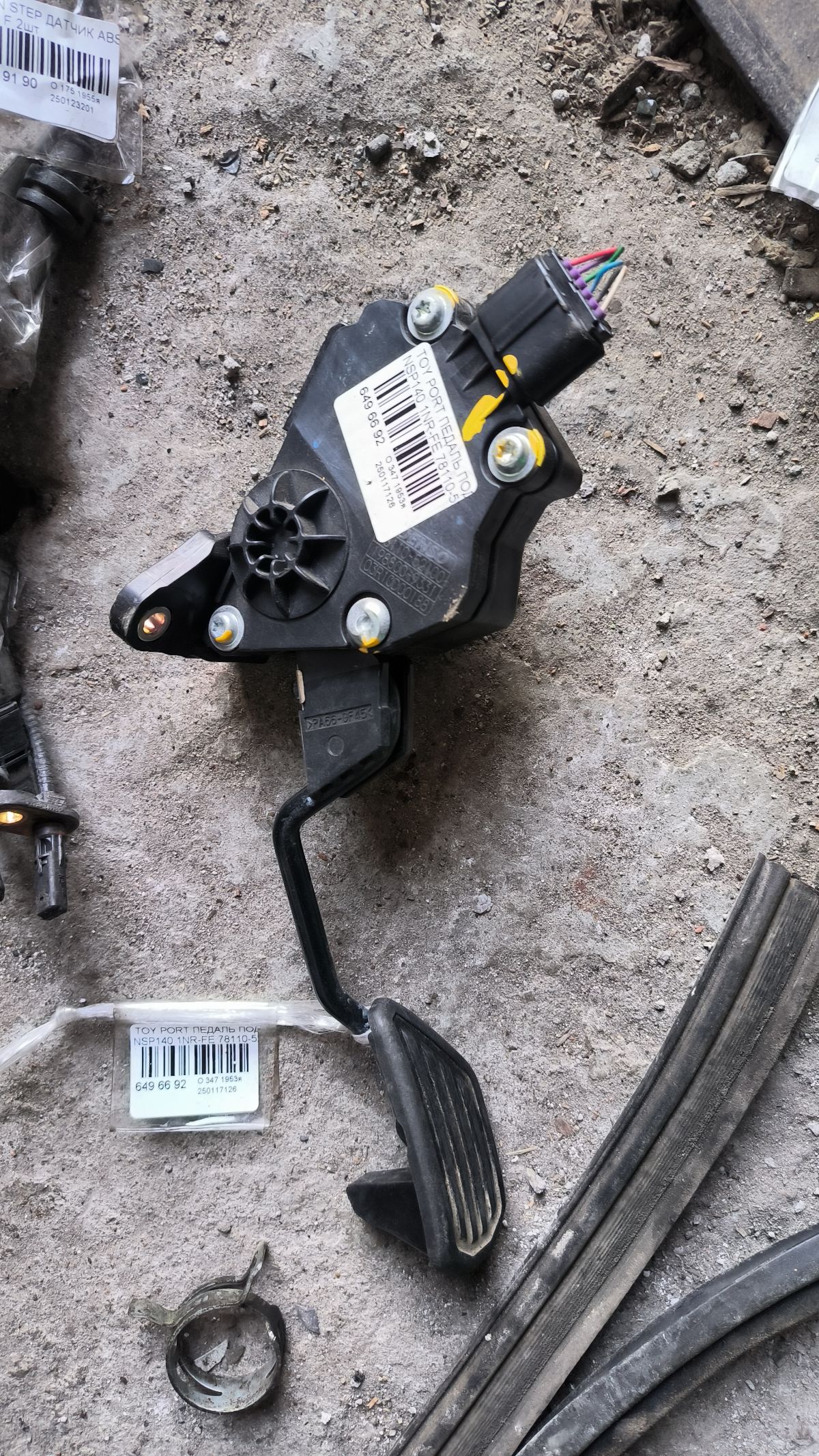 Педаль подачи топлива 78110-52100 на Toyota Porte NSP140 1NR-FE Фото 3