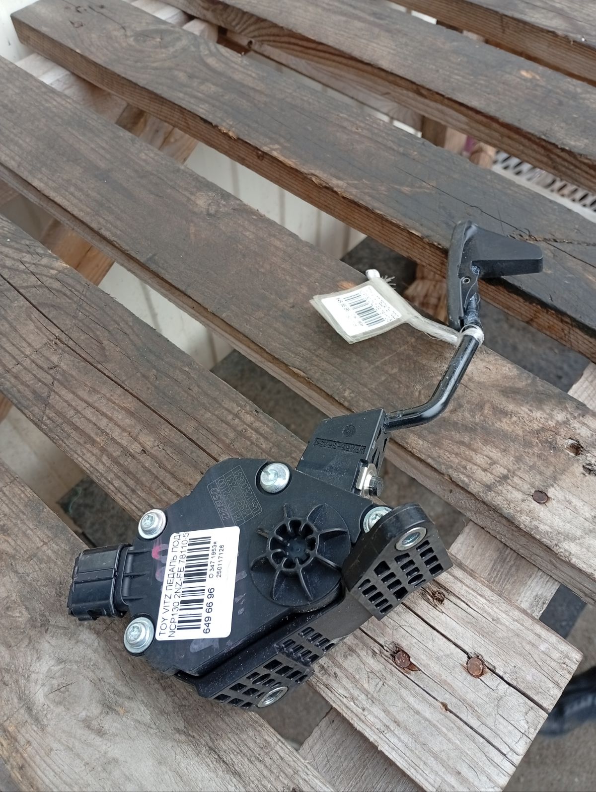 Педаль подачи топлива 78110-52100 на Toyota Vitz NCP130 2NZ-FE Фото 3