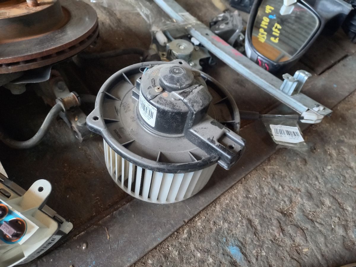 Мотор печки 87103-44030 на Toyota Noah AZR60G Фото 3