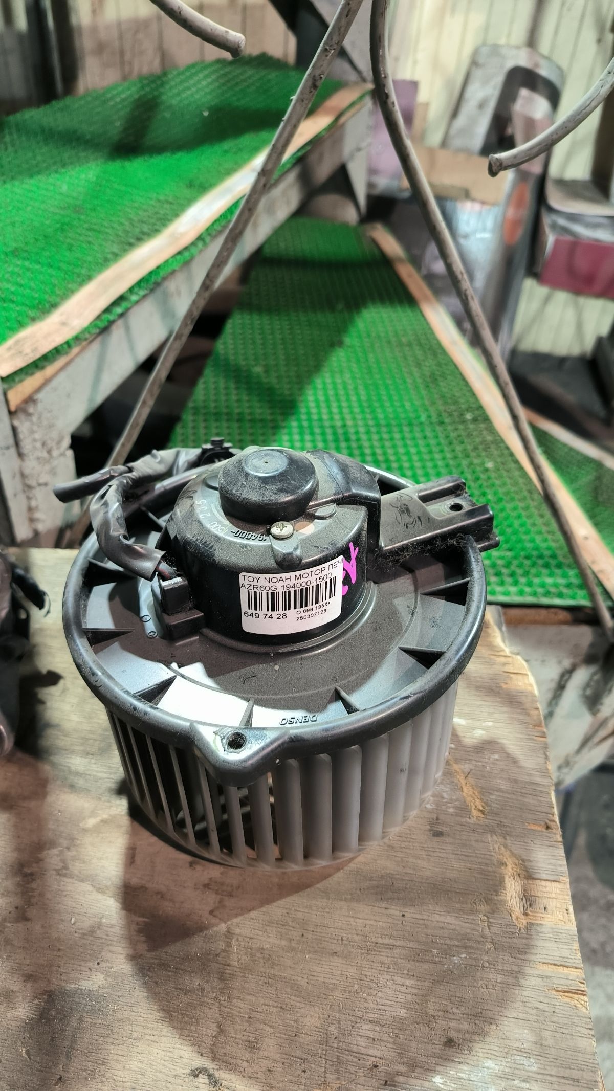 Мотор печки 87103-44030 на Toyota Noah AZR60G Фото 3