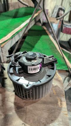 Мотор печки 87103-44030 на Toyota Noah AZR60G Фото 3