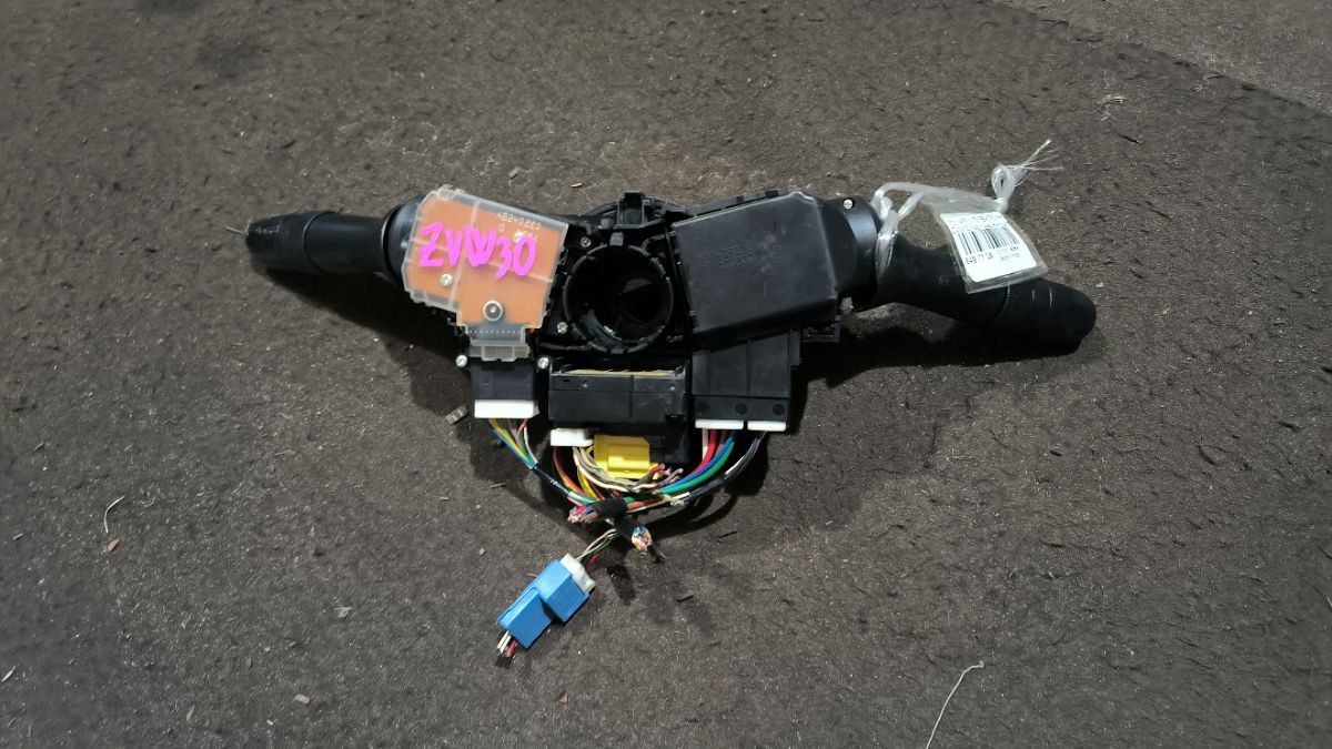 Переключатель поворотов на Toyota Prius ZVW30 Фото 5