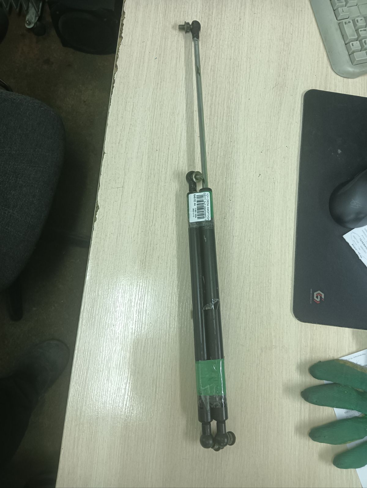 Амортизатор капота на Toyota Crown GS171 Фото 3