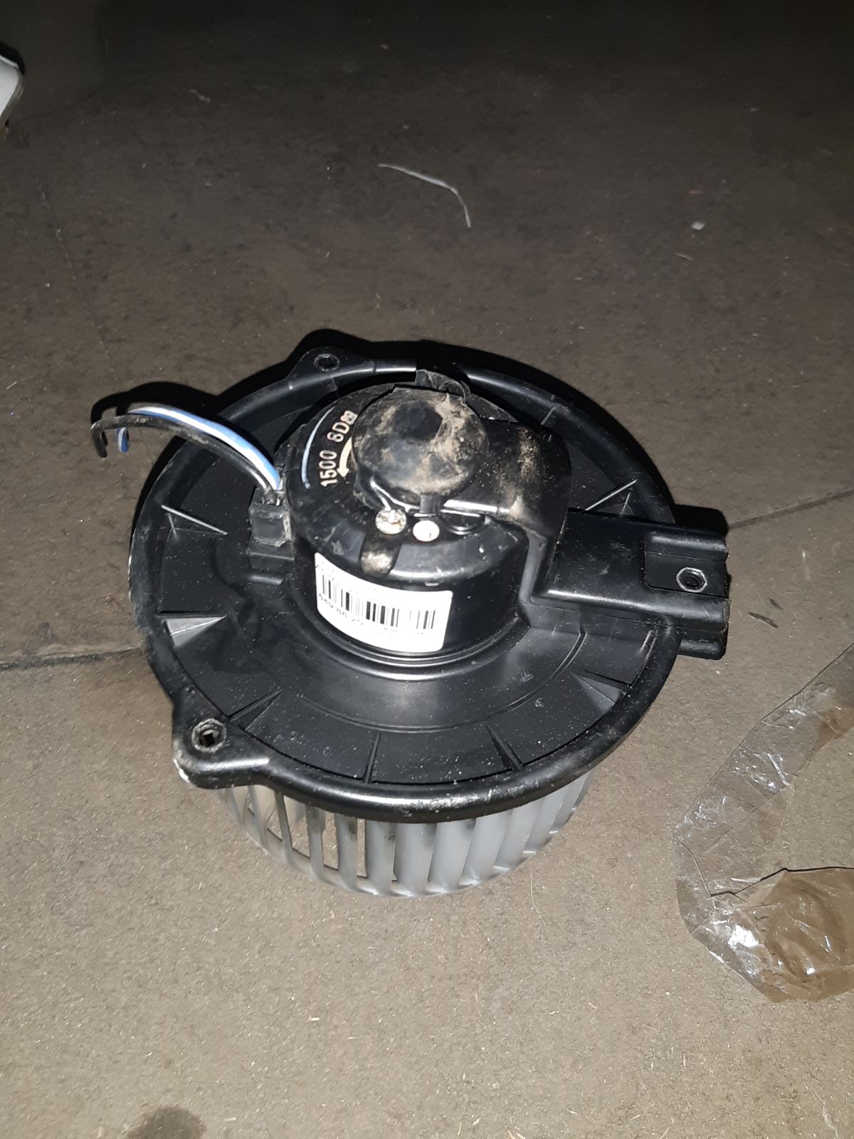 Мотор печки 87103-44030 на Toyota Ipsum ACM21W Фото 3