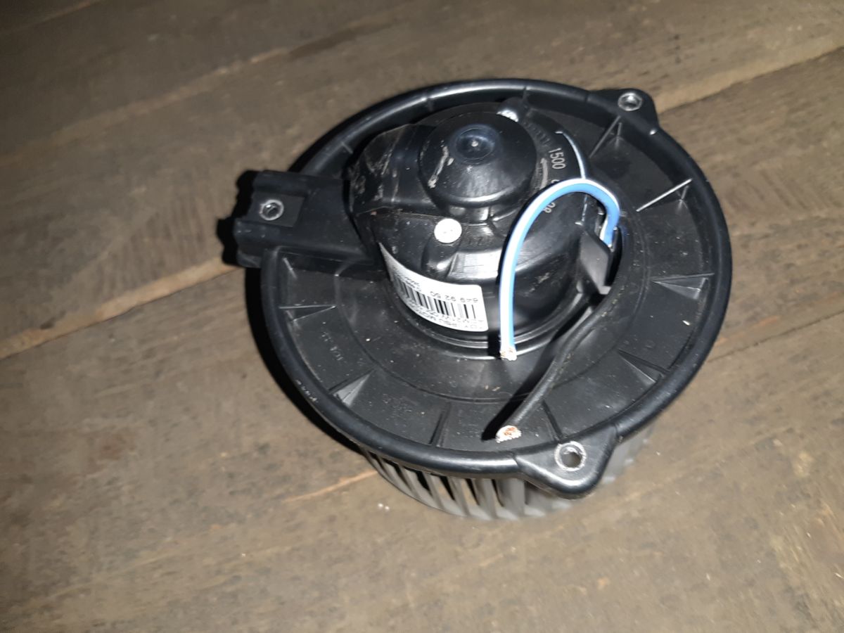 Мотор печки 87103-44030 на Toyota Ipsum ACM21W Фото 4