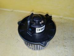 Мотор печки на Toyota Noah AZR60G