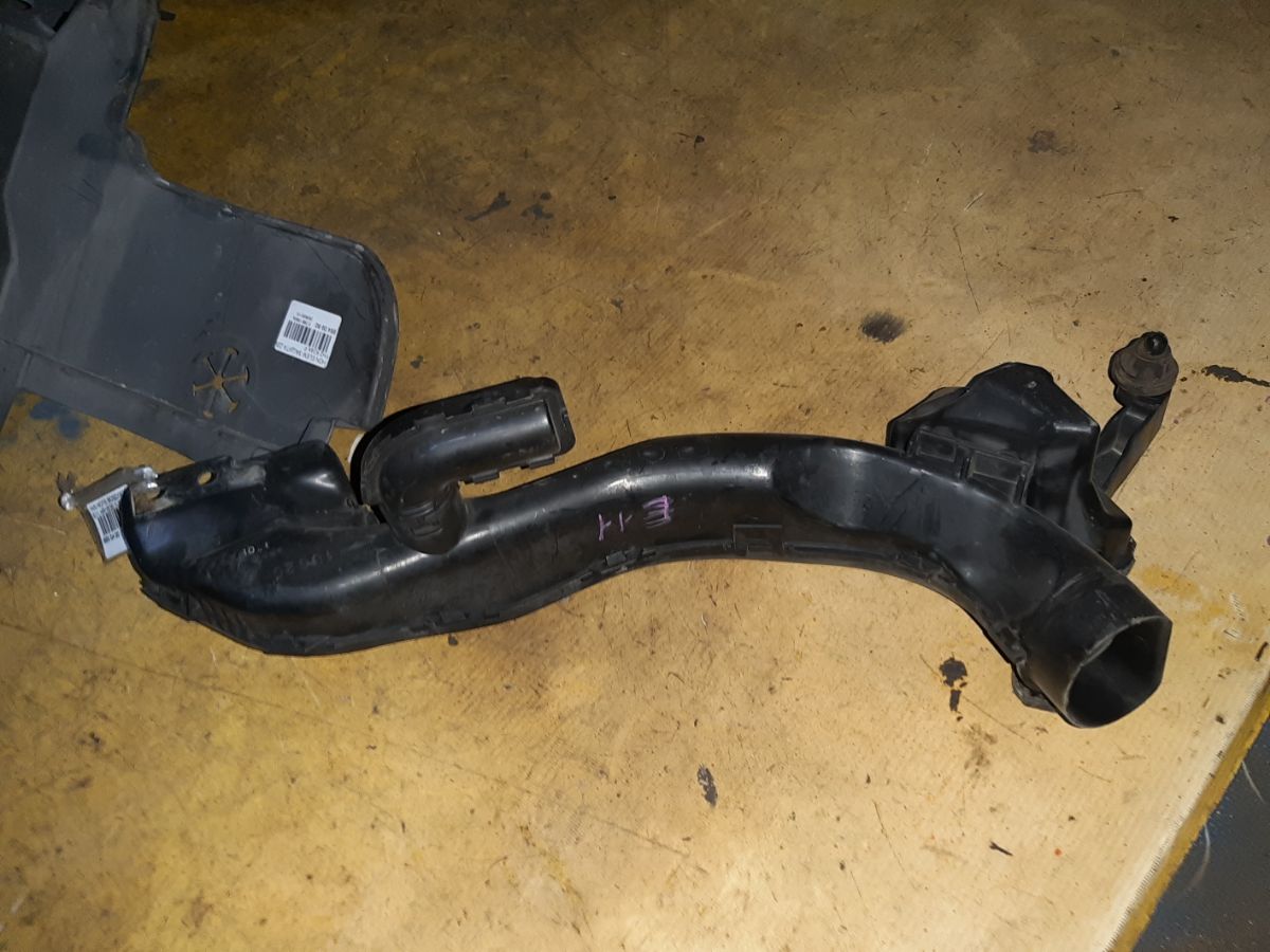 Воздухозаборник 16554-1U620 на Nissan Note E11 HR15DE Фото 3
