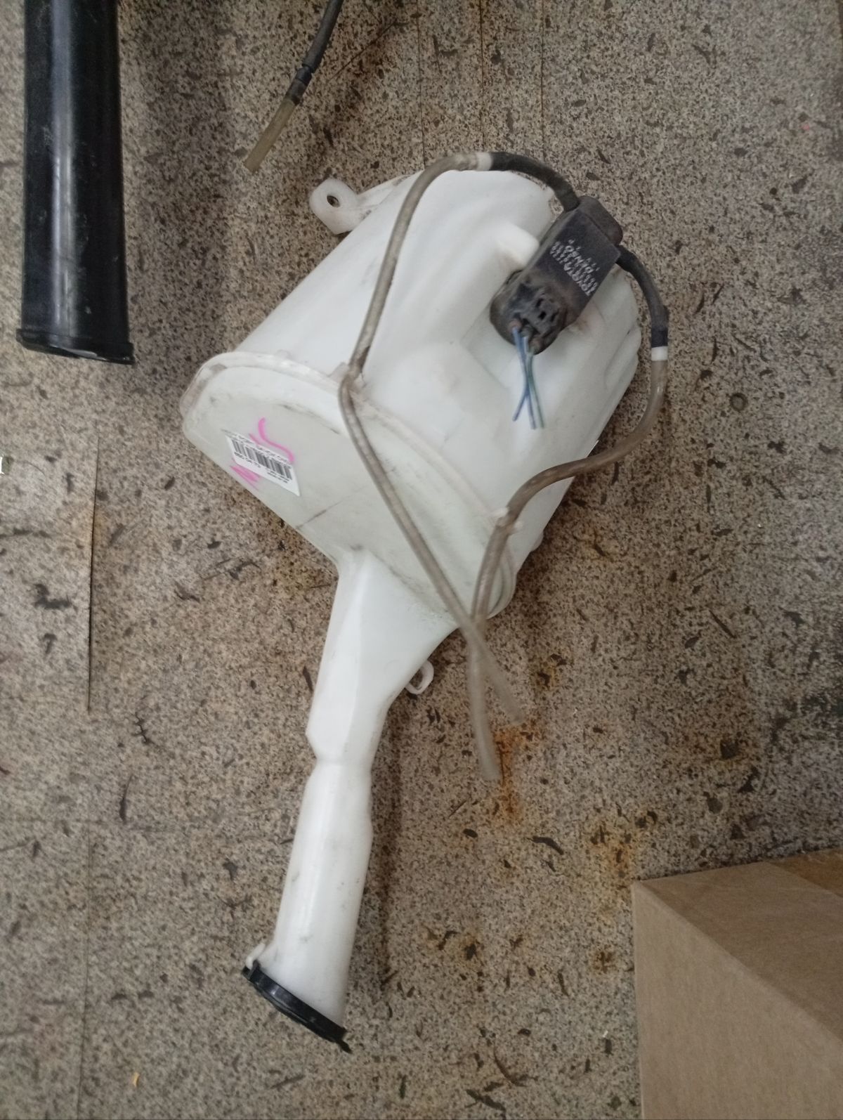 Бачок омывателя 85315-52050 на Toyota Porte NNP15 Фото 3