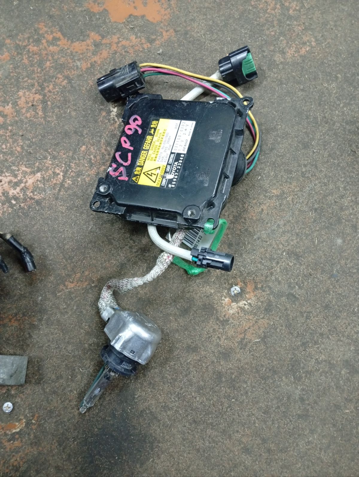 Блок розжига ксенона 85967-33040 на Toyota Vitz KSP90 Фото 4