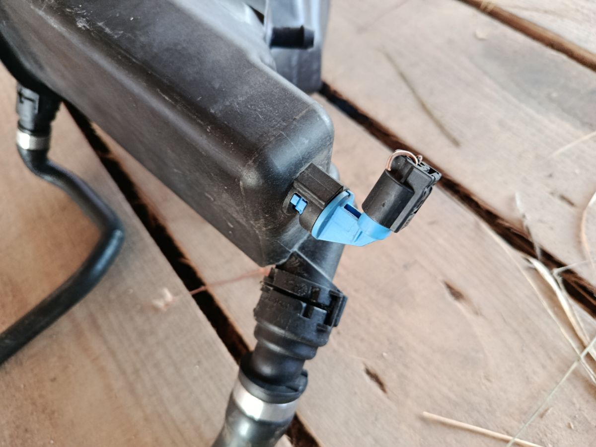 Бачок расширительный 1713760748202, 17137519368, 17137543026, 17137567462, 17137607482, 17137640514 на Bmw 1-Series E82-UC12 N43B20AA Фото 5