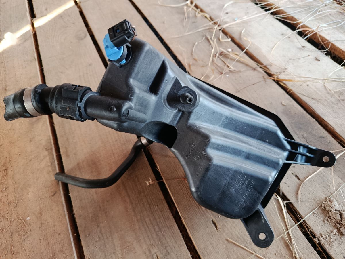 Бачок расширительный 1713760748202, 17137519368, 17137543026, 17137567462, 17137607482, 17137640514 на Bmw 1-Series E82-UC12 N43B20AA Фото 6