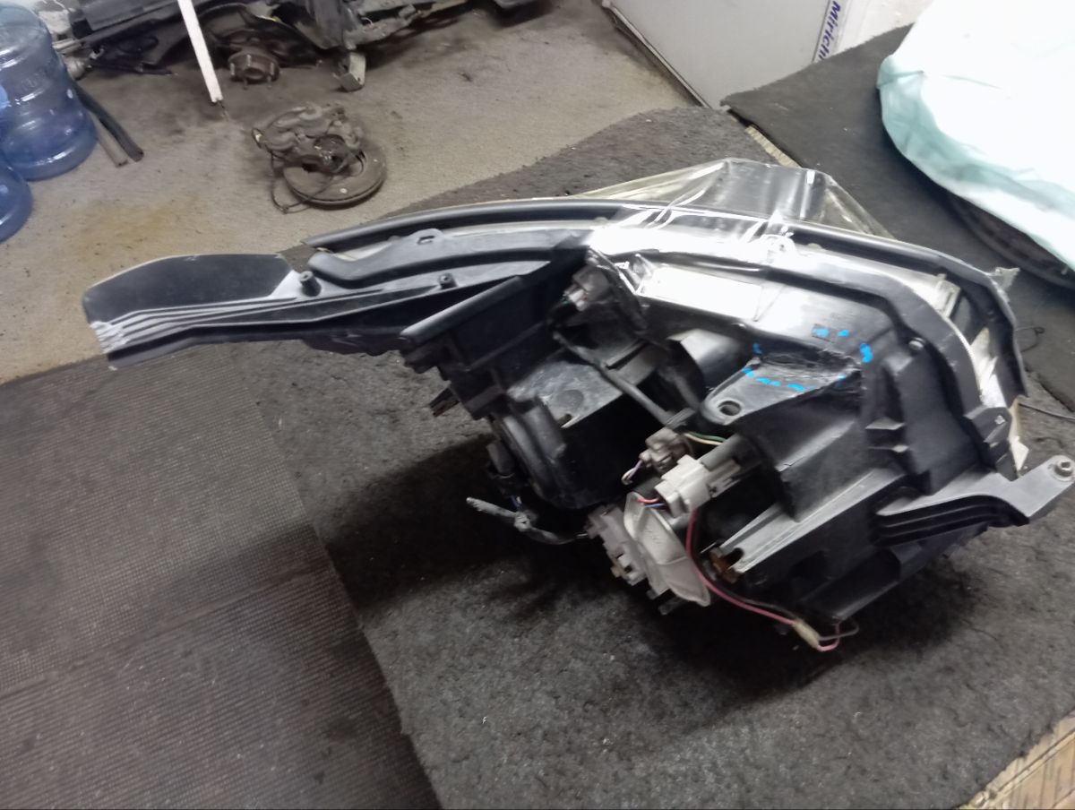 Фара 28-203 28-203 на Toyota Voxy ZRR70G Фото 17