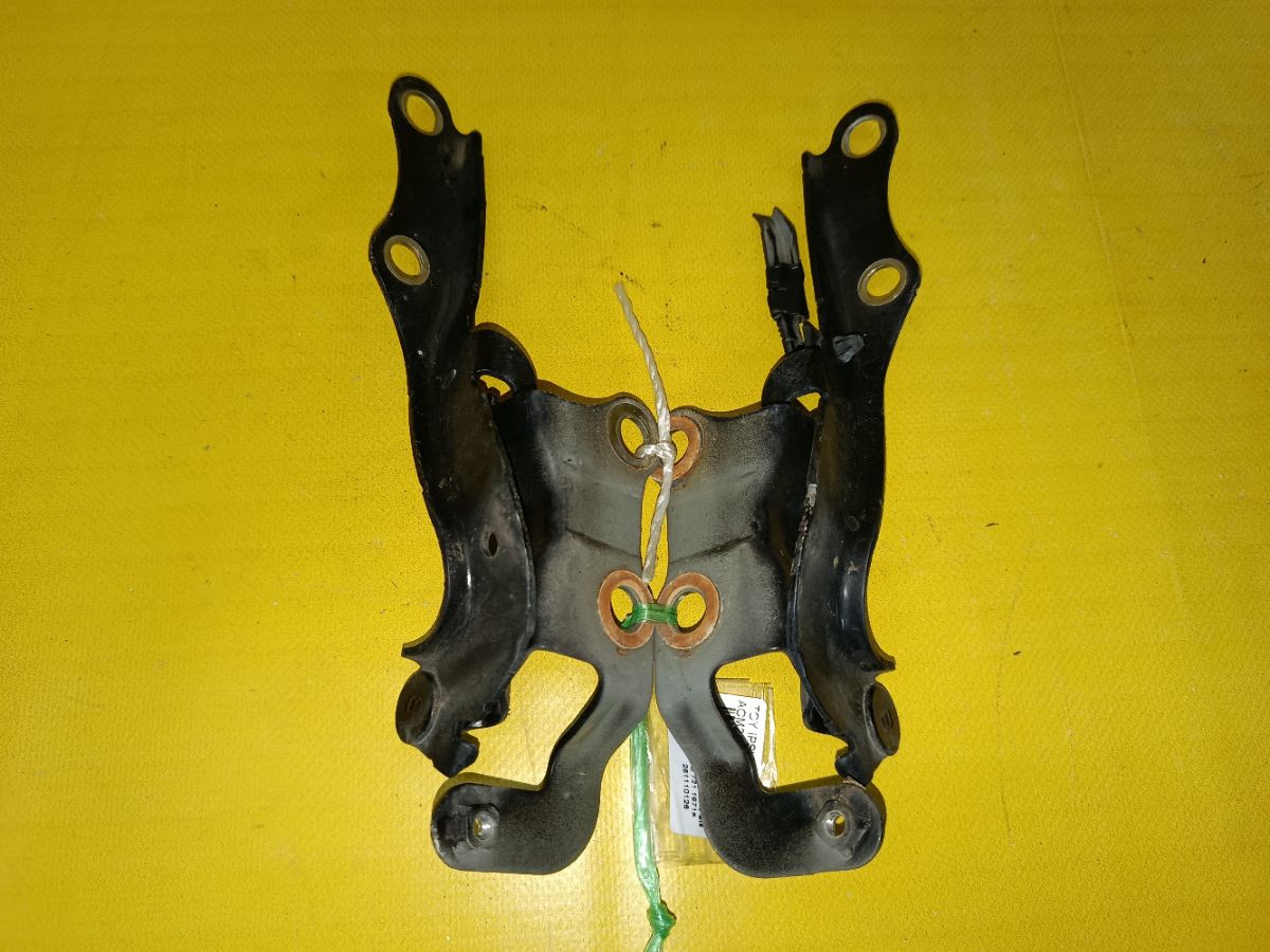 Крепление капота на Toyota Ipsum ACM21W Фото 2