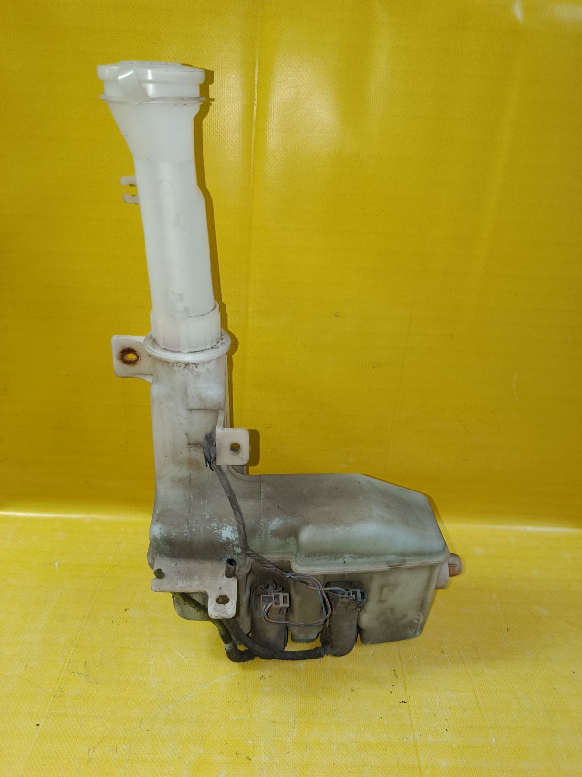 Бачок омывателя на Mazda Familia S-Wagon BJ5W Фото 1