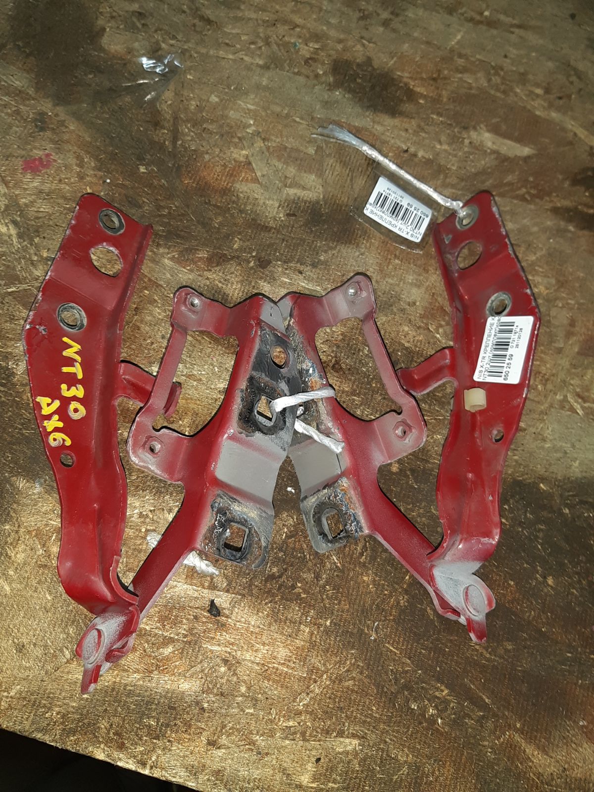 Крепление капота на Nissan X-Trail NT30 Фото 3