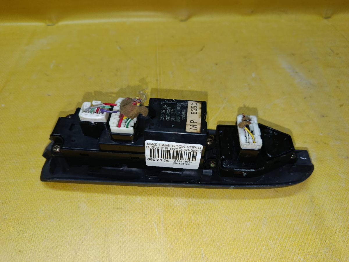 Блок упр-я стеклоподъемниками B25D-66-350 на Mazda Familia S-Wagon BJ5W Фото 3