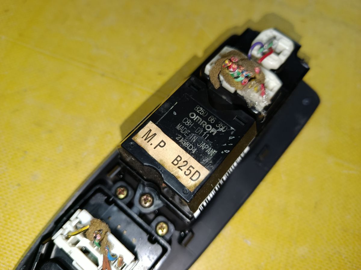 Блок упр-я стеклоподъемниками B25D-66-350 на Mazda Familia S-Wagon BJ5W Фото 5