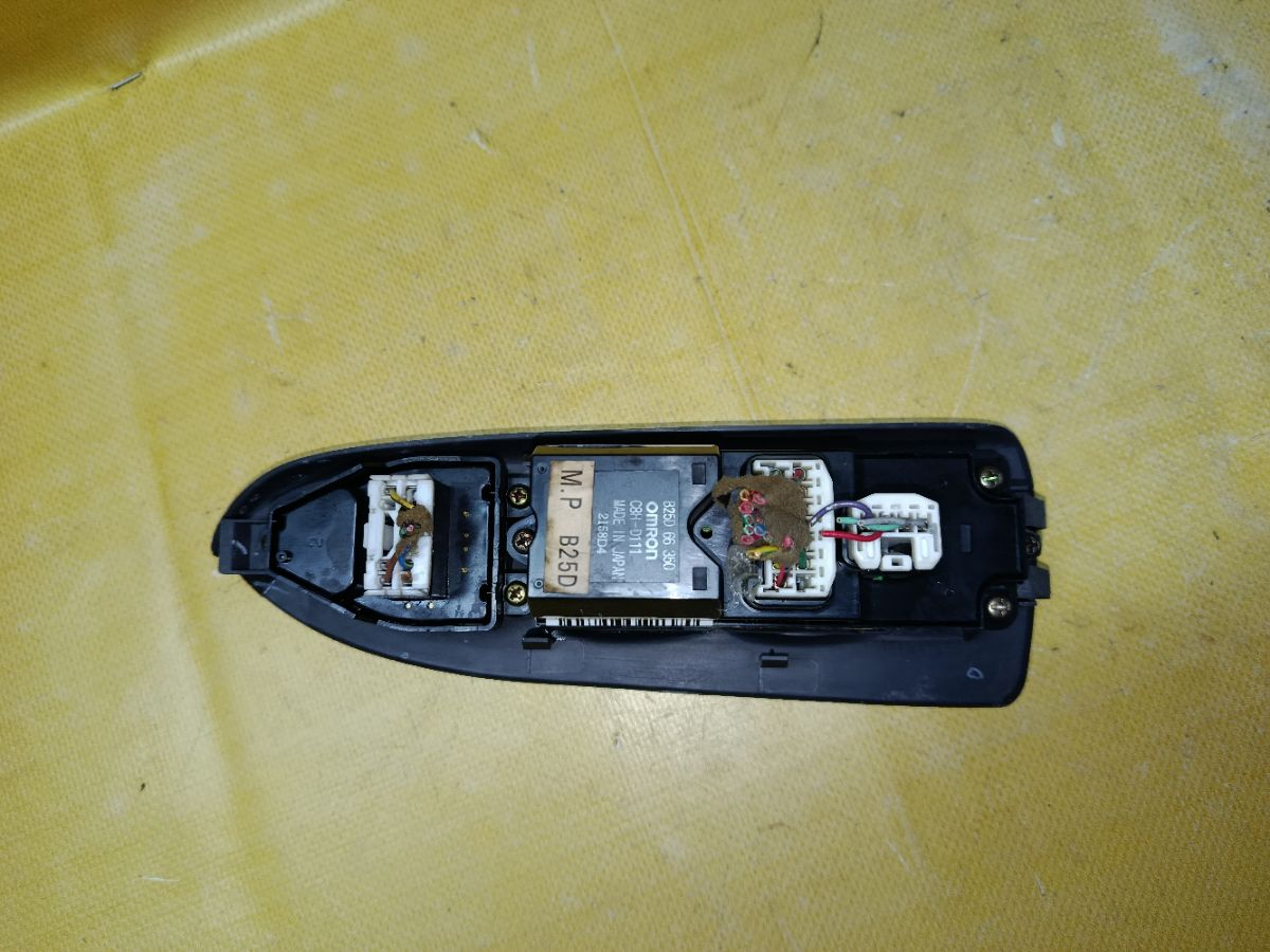 Блок упр-я стеклоподъемниками B25D-66-350 на Mazda Familia S-Wagon BJ5W Фото 6