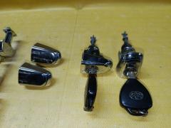 Ручка двери на Toyota Noah AZR65G Фото 5