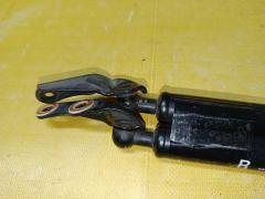 Амортизатор двери на Toyota Ipsum ACM21W Фото 2